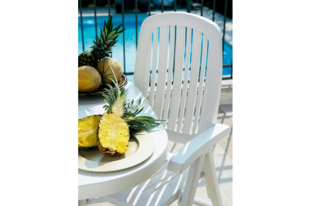 Пластиковое кресло Salina белое