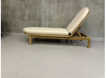 Шезлонг-лежак деревянный с матрасом (не для HoReCa) Pill светлый тик / бежевый