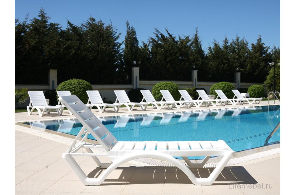 Шезлонг-лежак пластиковый Aqua белый