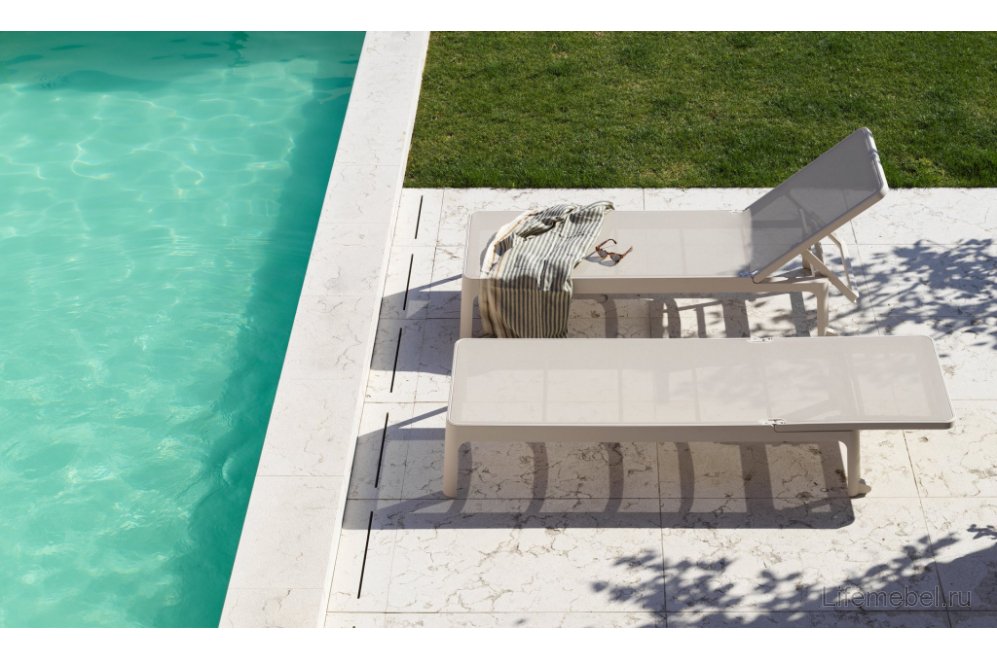 Шезлонг-лежак пластиковый Plano бежевый