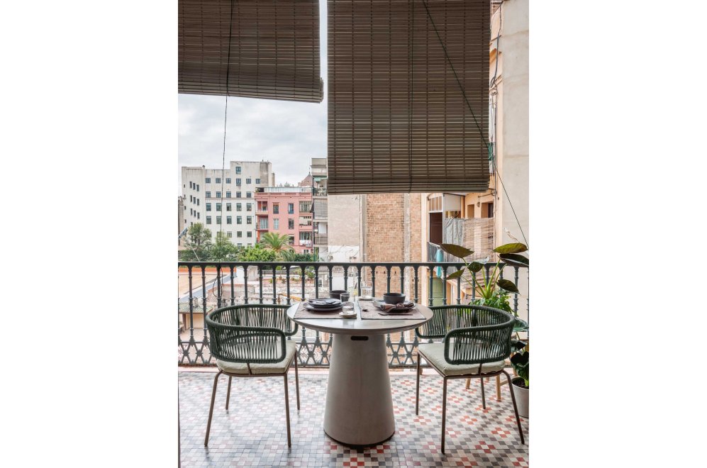 Столик журнальный садовый Itai серый