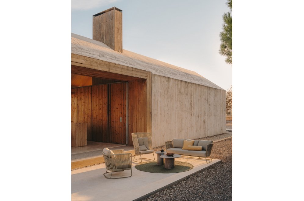 Столик журнальный садовый Macarella серый